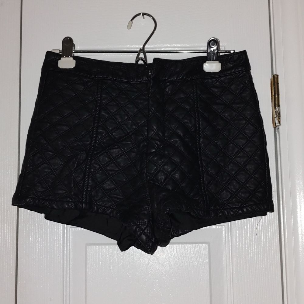 Forever 21 black faux leather quilted shorts Sz M NWOT
